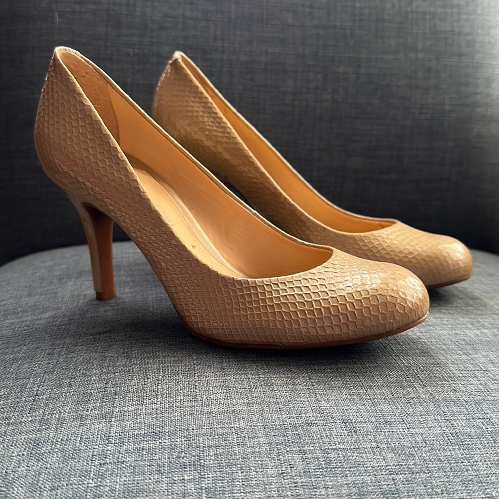 Size 8.5- Champagne Colored Gianni Bini Heels with rounded toe